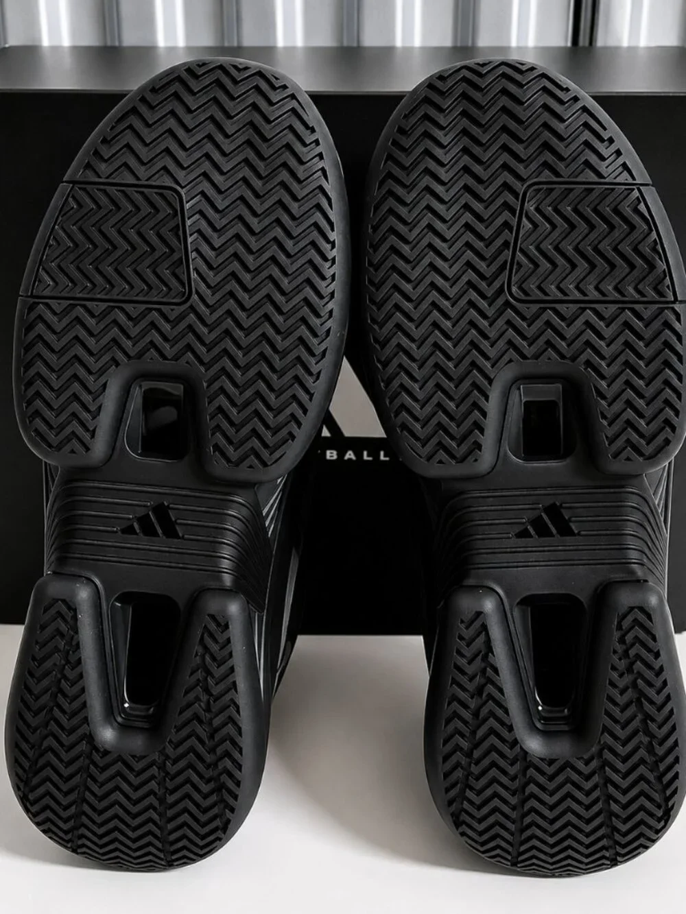 Adidas Mad IIInfinity 'Black Carbon' Mens Size 11.5 Sneakers Basketball IG7941